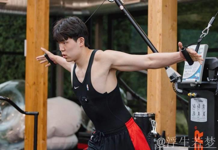 杨瀚森社交平台晒赛场生活照并写道:十二月 杨瀚森社交平台晒赛场生活照并写道:十二月
