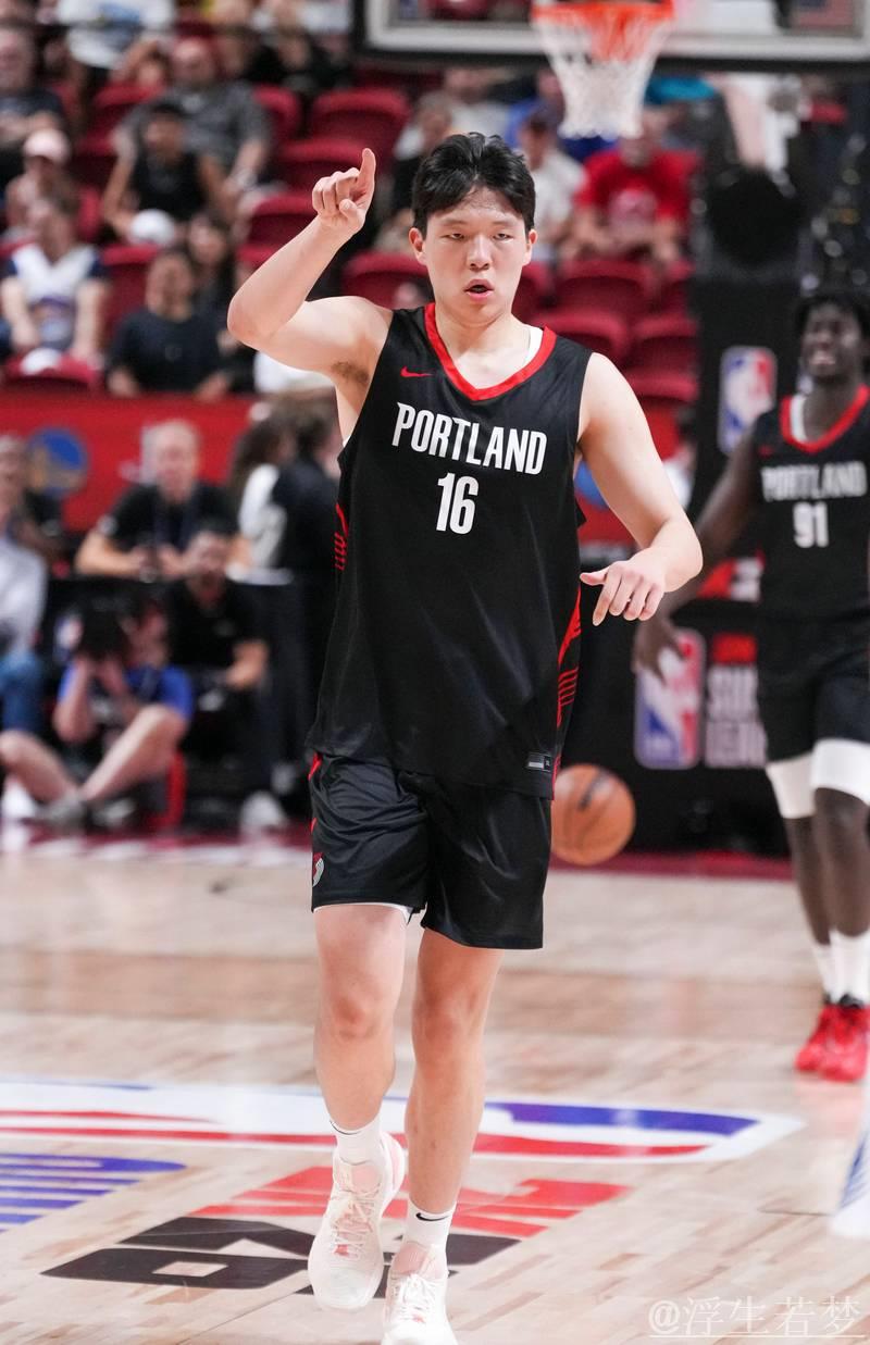 杨瀚森社交平台晒赛场生活照并写道:十二月 杨瀚森社交平台晒赛场生活照并写道:十二月